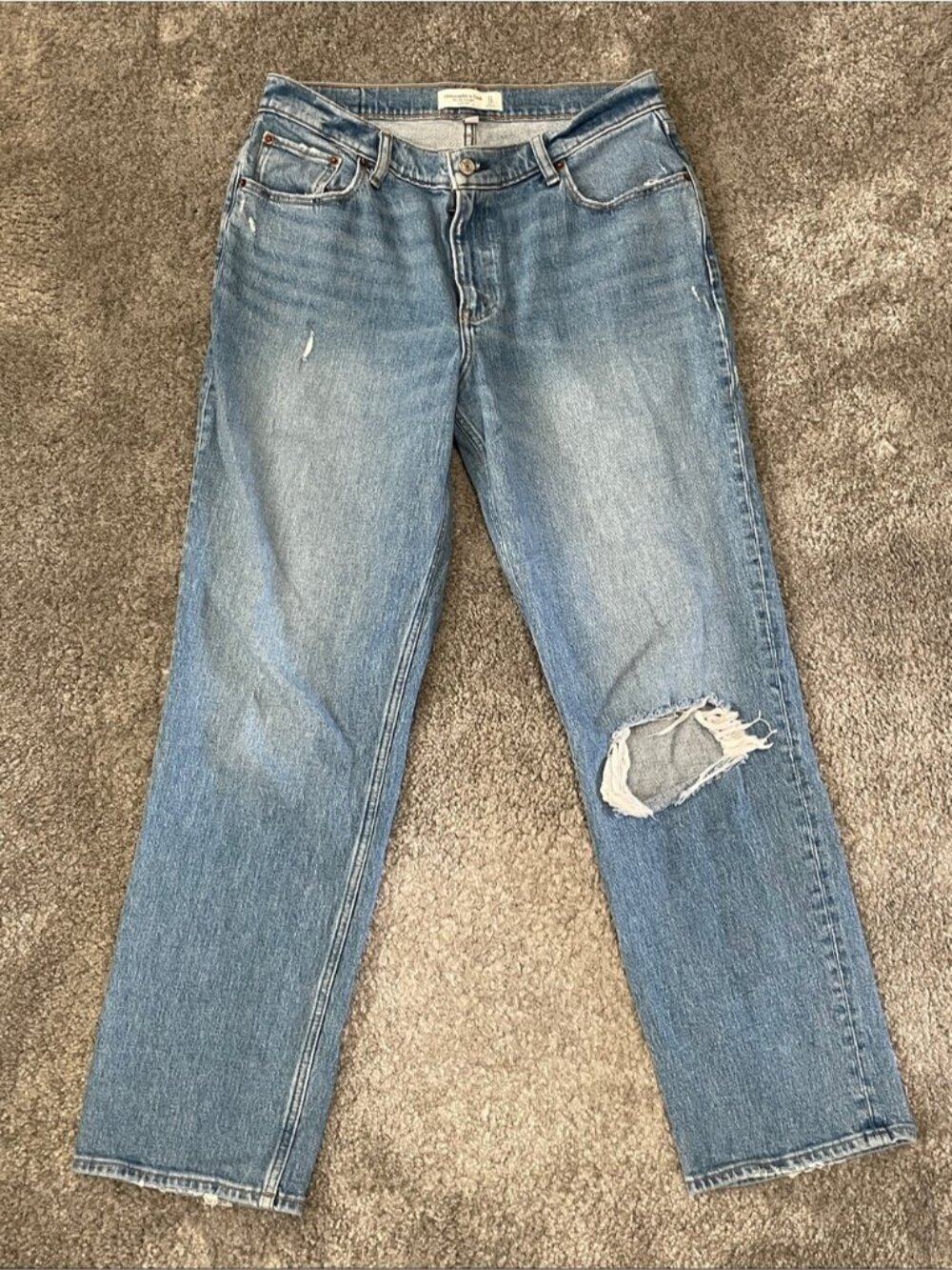 EC Abercrombie & Fitch The 90's Straight Low Rise Light Wash Jeans - Size 12R